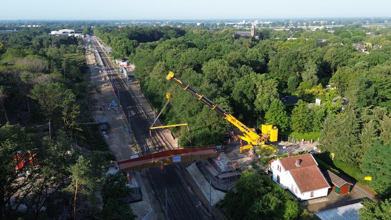 Plaatsing brug over de Maaslijn bij Molenhoek.
